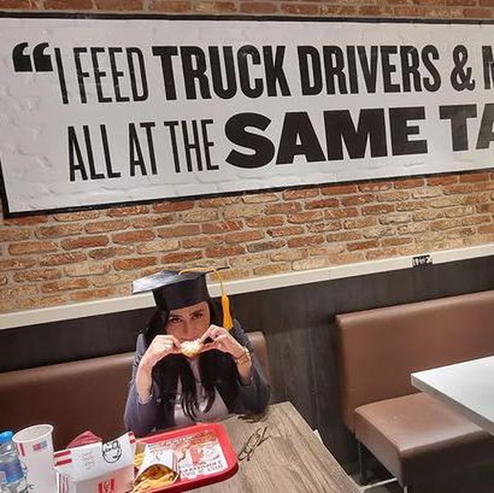 <p>Maria Geraldine Tambunan atau yang dikenal sebagai Tamara Geraldine baru saja menyelesaikan ujian thesis. Ia pun membagikan kabar bahagia itu lewat media sosialnya. (Foto: Instagram@tamarageraldine74)</p>