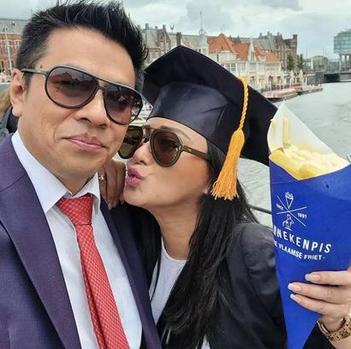 <p>Hal itu pun diketahui dari beberapa potret yang dia unggah di Instagram pribadianya. Sambil mengenakan topi toga, ia memancarkan senyum lebarnya, ditemani oleh sang suami, Paul Tuankotta. (Foto: Instagram@tamarageraldine74)</p>