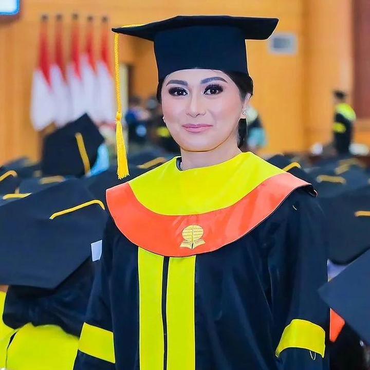 <p>Pasalnya, sebelum menempuh pendidikan S2, Tamara diketahui telah menyelesaikan pendidikan sarjana dengan meraih gelar dari tiga jurusan, yakni sosiologi, komunikasi, dan sastra Inggris. Wah, hebat sekali, ya, Bunda. (Foto: Instagram@tamarageraldine74)</p>
