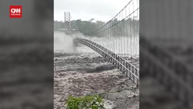 VIDEO: Detik-detik Jembatan Lumajang Putus Diterjang Lahar Dingin