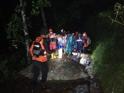 Diterjang Banjir, 6 Wisatawan Terjebak di Glamping Riverside Telaga Waja