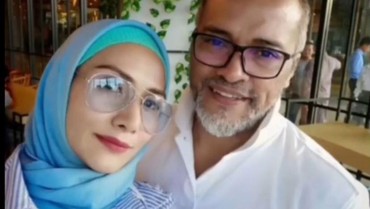 img-title Muncul ke Publik, Suami Wenny Ariani Bahas Hak Asuh Anak Biologis Rezky Aditya