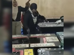 Bawa Martil, Emak-emak di Asahan Hancurkan Mesin Judi Tembak Ikan