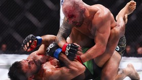 FOTO: Tanpa Ampun Hajar Rodriguez, Volkanovski Pertahankan Sabuk UFC