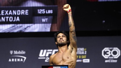 Jadi Juara Baru Kelas Terbang UFC, Pantoja Menangis di Octagon