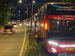 Padatnya Antrean Kendaraan yang Hendak Keluar dari Area Al Jabbar