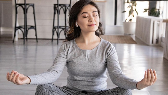 Ilustrasi perempuan sedang meditasi/Foto: Pexels/Ekaterina Bolovtsova