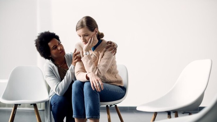 Orang yang benar-benar peduli akan menunjukkan rasa empatinya karena mereka tahu, tanpa dukungan dan pengakuan, seseorang bisa sangat merasa kesepian.