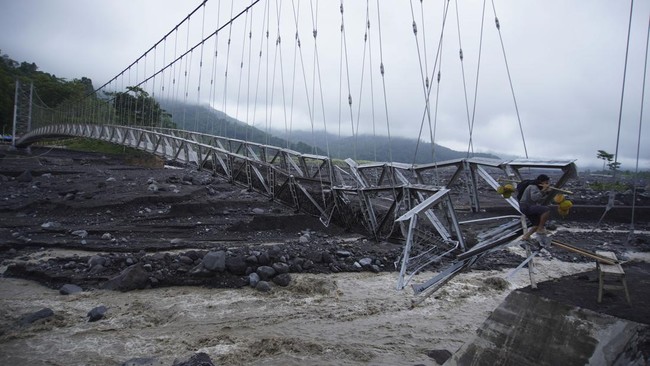 Pasangan suami istri itu terseret banjir lahar dingin pada Kamis malam saat melintasi jembatan.