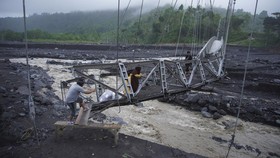 FOTO: Jembatan Kaliregoyo Putus Diterjang Banjir Lahar Dingin Semeru