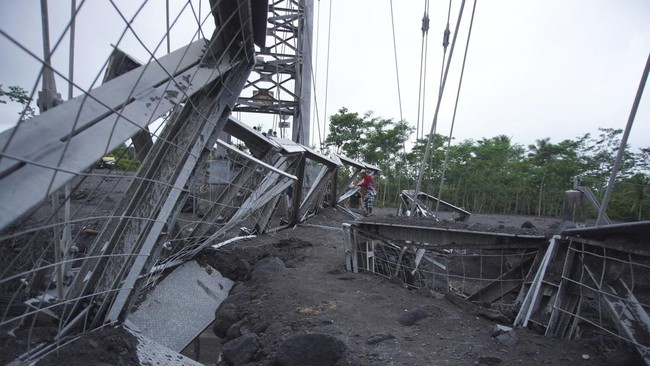 Jembatan Kawanua, Desa Tehoru Maluku terputus imbas longsor nan disebabkan oleh hujan deras dan banjir sejak Rabu (22/5) sore.