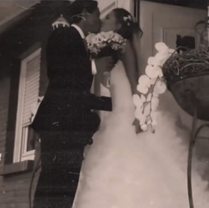 <p>Postingan tersebut langsung saja dibanjiri beragam komentar dari rekan sesama selebriti hingga netizen. Di sana, ada banyak ucapan selamat serta doa-doa kebaikan. "<em>Happy anniversary</em> Mama Jen. Secinta itu sama keluarga ini. Pernah liat postingan mama Jen bisa <em>happy</em> Ngelipet cucian bareng suami berasa banget hangatnya, terimakasih semenjak itu umbah umbahku dan lipetan cucianku terasa menyenangkan juga," kata akun @indah****. (Foto: Instagram @jenniferbachdim)<br /><br /><br /></p>