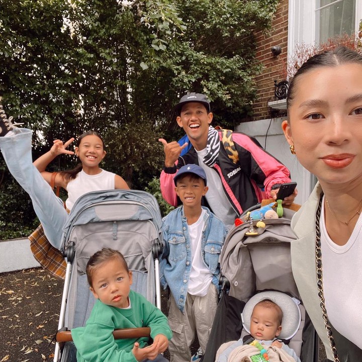 <p><em>Happy wedding anniversary</em> untuk Jennifer dan Irfan. Kita doakan semoga keluarga mereka langgeng, harmonis, dan selalu dilimpahi kebahagiaan ya, Bunda. (Foto: Instagram @jenniferbachdim)</p>