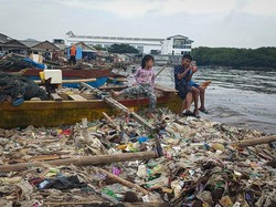 Warna-warni Pasir Pantai Sukaraja yang Dipenuhi Sampah