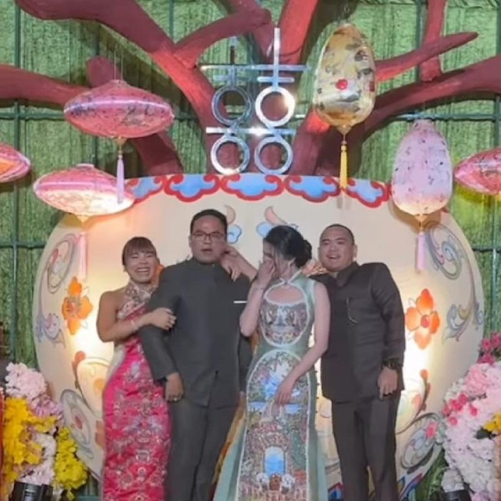 <p>Ada kabar bahagia dari keluarga pengacara kondang Hotman Paris Hutapea, Bunda. Beberapa waktu yang lalu, putranya yang bernama Fritz Paris Junior Hutapea melakukan acara lamaran dengan sang kekasih, Chen Giovani Soetanto. (Foto: Instgaram @hotmanparisofficial)<br /><br /><br /></p>