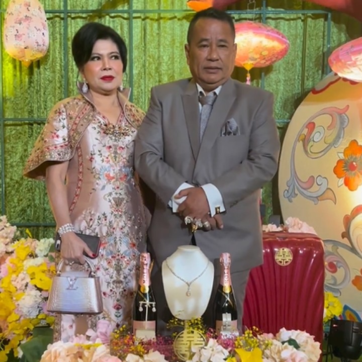 <p>Selain potret acara Sangjit, netizen juga mengaku turut memperhatikan istri Hotman Paris nih, Bunda. Menurut mereka, istri sang pengacara tampil sangat cantik dan berwibawa. "Sepanjang bang hotman ngomong cuma fokus ke istri nya Masya Allah cantik adem tenang elegan berwibawa @sty****. (Foto: Instgaram @hotmanparisofficial)<br /><br /><br /></p>