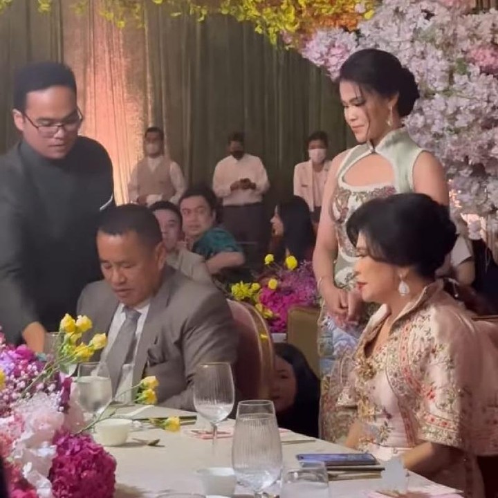 <p>Calon menantu Hotman Paris merupakan seorang wanita keturunan Tionghoa. Oleh karena itu, keluarga berdarah Batak ini melakukan seserahan dengan tradisi Sangjit, Bunda. (Foto: Instgaram @hotmanparisofficial)<br /><br /><br /></p>
