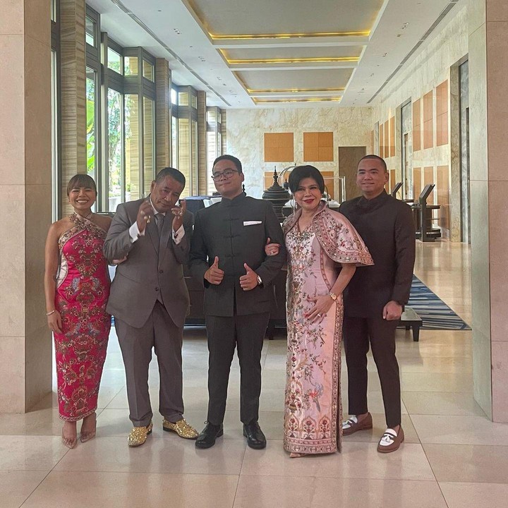 <p>Momen pertunangan ini juga dibagikan Hotman Paris melalui akun Instagram pribadi. Diketahui, acara tersebut digelar di Bali dengan mewah. "Anak sanjit tunangan di Hotel Mulia Bali," tulis Hotman Paris. (Foto: Instgaram @hotmanparisofficial)<br /><br /><br /></p>