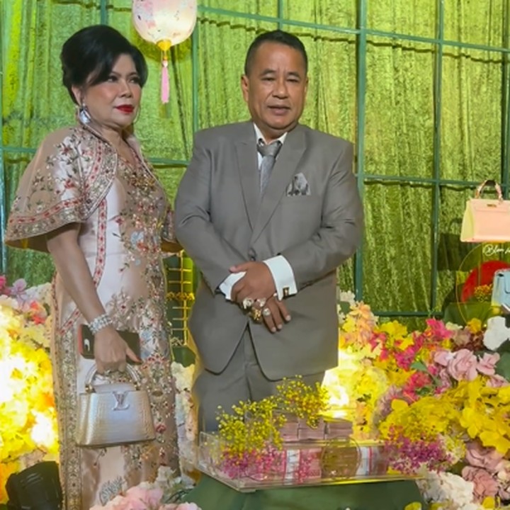 <p>Di akun Instagramnya, Hotman Paris juga menunjukkan perhiasan dan uang yang tersusun rapi dalam sebuah kotak kaca transparan. (Foto: Instgaram @hotmanparisofficial)<br /><br /><br /></p>