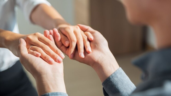 Perbedaan welas asih dan empati/Foto: Freepik.com/katemangostar