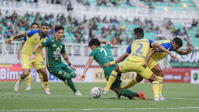 CEO Persebaya Azrul Ananda melayangkan protes terhadap sejumlah keputusan wasit Liga 1 2023/2024 kepada Ketua Umum PSSI Erick Thohir.