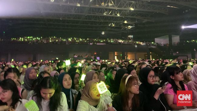 Cahaya hijau muda bersumber dari lightstick yang dibawa oleh ribuan NCTZen, penggemar NCT yang menantikan Taeyong naik panggung CXO Media Live on Stage.