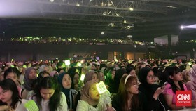 Lautan Pendar Hijau Sambut Taeyong di CXO Media Live on Stage