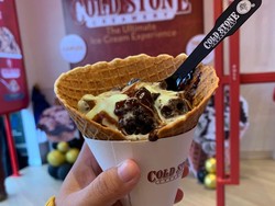 Cari yang Segar di Bali? Cobain Sensasi Ice Cream Dibuat di Atas Batu Granit
