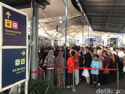 Antrean KRL Jogja-Solo di Stasiun Tugu Mengular Sampai ke Tenda!
