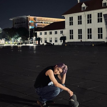 Sebut Ayang Indonesia, Taeyong NCT Pamer Tangan Seksi di Kota Tua Jakarta