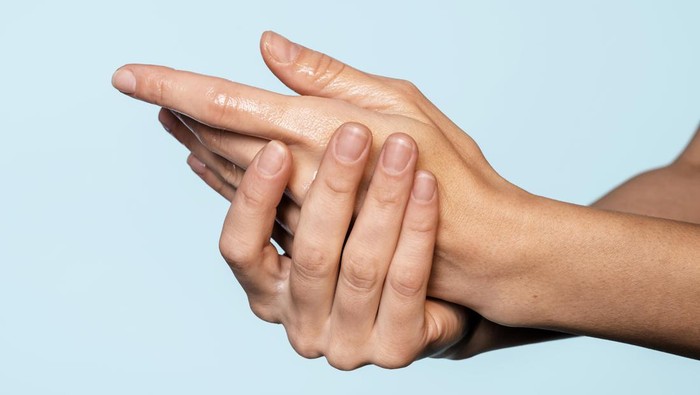 Benarkah Telapak Tangan Berkeringat Tanda Punya Penyakit Jantung? Ini Faktanya!