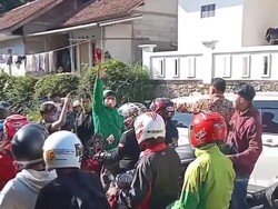 Aksi Koboi Pemotor Lepaskan Tembakan di Tengah Kemacetan