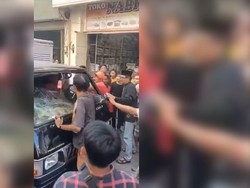 Brutal! Rombongan Pengantar Jenazah Rusak dan Pukuli Sopir Mobil Boks