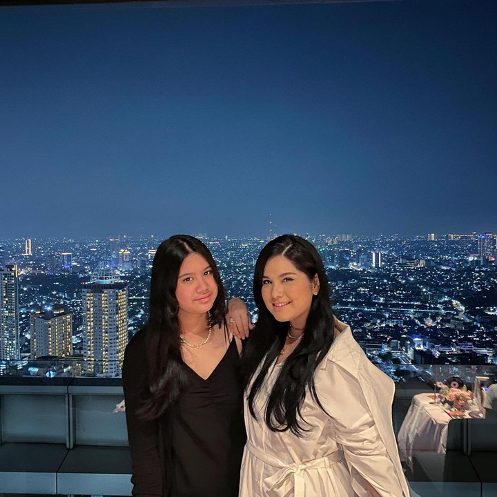 <p>Gadis yang akrab disapa Aira itu tumbuh menjadi remaja berparas jelita seperti sang Bunda. (Foto: Instagram @annisayudhoyono)</p>