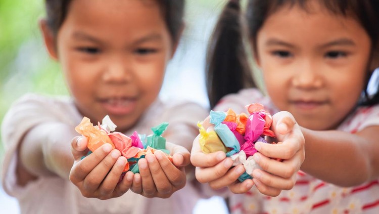 Anak makan manis Anak makan manis