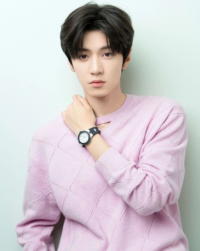 Baru di tahun 2017, lawan main Zhao Lusi ini memulai debut akting dengan membintangi drama “All About Sceret” sebagai pemeran utama. Selanjutnya di tahun 2018, Chen Zheyuan membintangi drama fantasi The Legend of Zu 2./ Foto: Instagram.com/chenzheyuan.czy