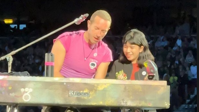 Bikin Haru! Chris Martin Ajak Fans Indonesia Naik ke Atas Panggung, Nyanyikan Lagu untuk Mendiang Ayah