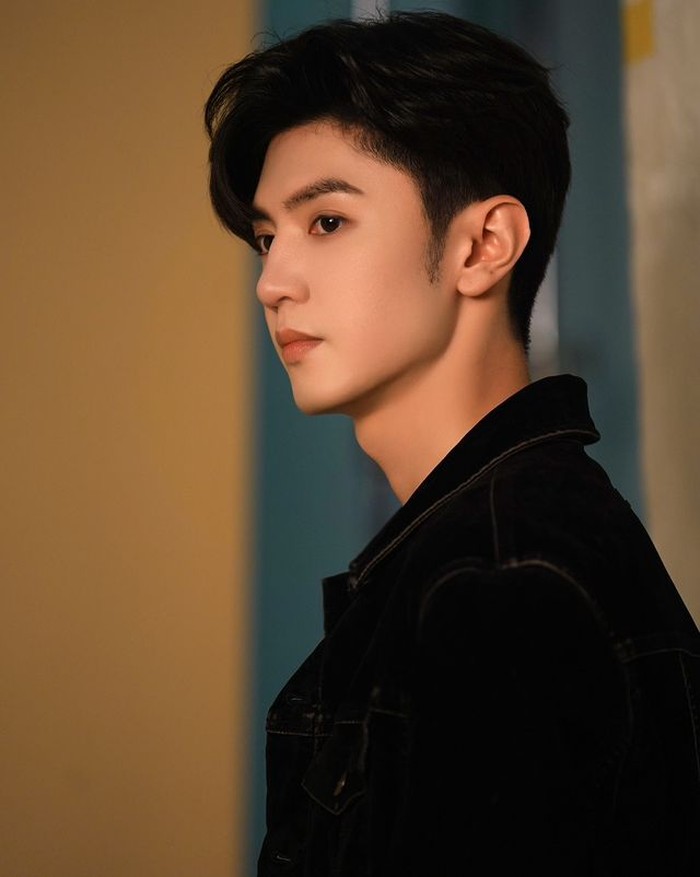 Buat kamu yang belum tahu, Chen Zheyuan adalah aktor China kelahiran 29 Oktober 1996 dan kini sudah berusia 26 tahun. Merupakan lulusan jurusan seni di Universitas Shenzhen, Zheyuan juga berprofesi sebagai penyanyi./ Foto: Instagram.com/chenzheyuan.czy