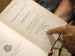 Duh, Ada Buku yang Telat Dikembalikan ke Perpustakaan sampai 119 Tahun