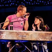 Bikin Haru! Chris Martin Ajak Fans Indonesia Naik ke Atas Panggung: Nyanyikan Lagu untuk Mendiang Ayah