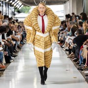 Kreatif! Coat dari Ribuan Puntung Rokok Buatan Mahasiswa Ini Ditampilkan di Paris Men's Fashion Week