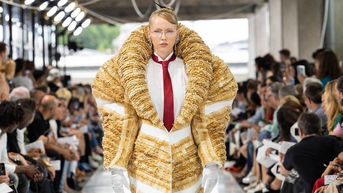 Kreatif! Coat dari Ribuan Puntung Rokok Buatan Mahasiswa Ini Ditampilkan di Paris Men's Fashion Week