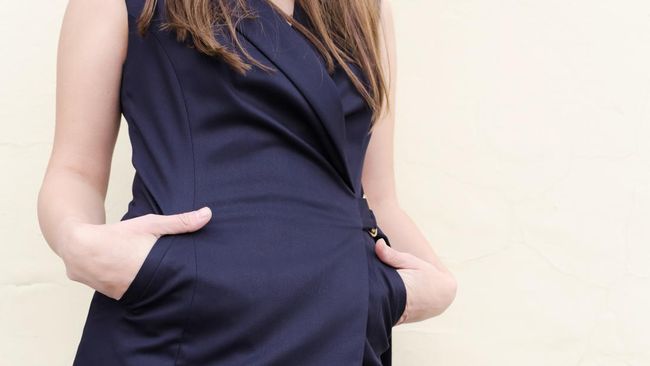 Pernah berpikir kenapa perempuan terobsesi dengan gaun bersaku? Mungkin ini jawabannya.