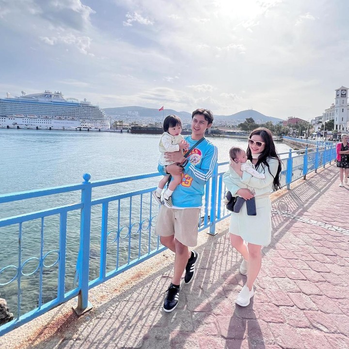 <p>Menikah dengan Immanuel Caesar Hito, Felicya Angelista melahirkan dua orang anak perempuan bernama Graziella Bible Emanuella dan Zefanya Graneth Emmanuela.(Foto: Instagram @hitocaesar)<br /><br /><br /></p>