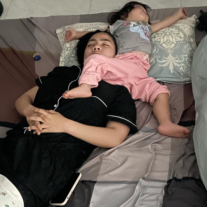 <p>Beberapa waktu yang lalu, Hito membagikan potret sang istri dan putri pertamanya saat sedang tidur, Bunda. Di sana, pose tidur Feli dan Bible menarik perhatian. (Foto: Instagram @hitocaesar)<br /><br /><br /></p>