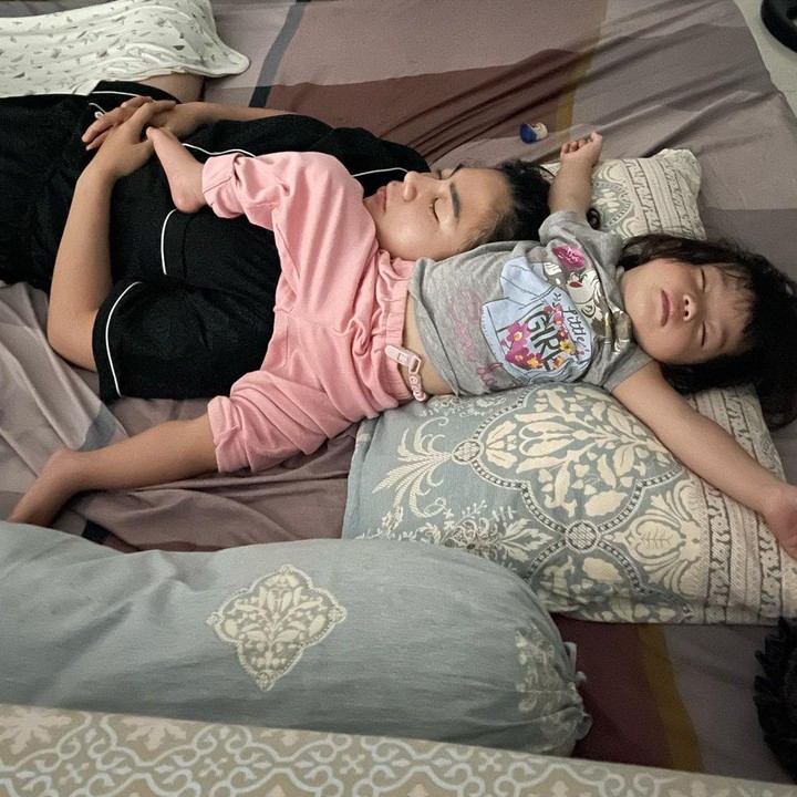 <p>Di sana, pria berusia 30 tahun itu berbicara soal sang putri yang menimpa tubuh istrinya. Meski tertimpa, Feli nyatanya tetap tidur dengan nyenyak. "Perasaan anak biasanya ngetek ke emaknya, knp ini kebalik ya?? Pantes mamakmu mimpi sesek napas nak," tulis Hito dalam kolom caption. @hitocaesar. (Foto: Instagram @hitocaesar)<br /><br /><br /></p>