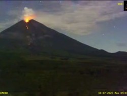 Gunung Semeru 3 Kali Luncurkan Guguran Lava Pijar Sejauh 1,5 Km