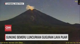 VIDEO: Gunung Semeru Luncurkan Guguran Lava Pijar