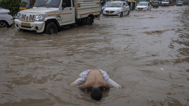 Ibu kota India, New Delhi, mencatat rekor hari paling basah pada Juli ini dalam 40 tahun.