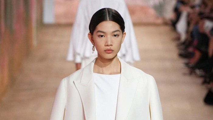 Jacey Philana jadi model Dior di Paris Couture Week 2023